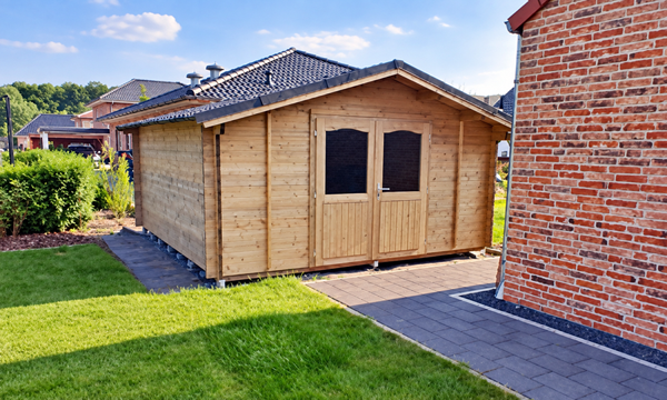 Aufgebautes Gartenhaus aus Holz