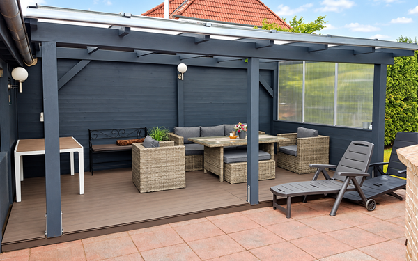 Moderne Terrassenüberdachung mit Sitzbereich